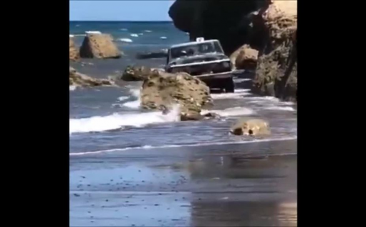Graban a una Ford F-100 de 1974 que “sale del mar” andando en Las Grutas