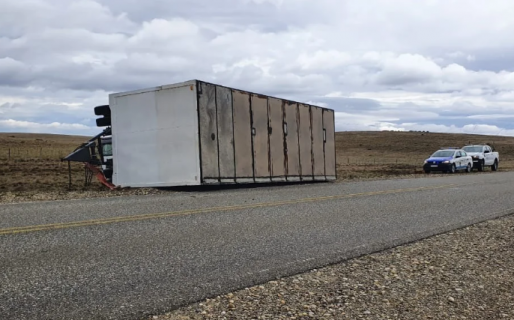 Ruta 3: un camión volcó por las fuertes ráfagas de viento