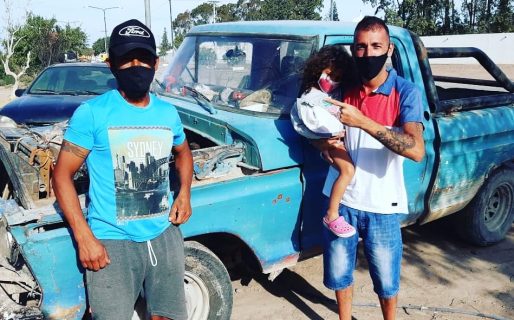 La foto más buscada en Las Grutas es junto a la famosa F-100 del pulpero