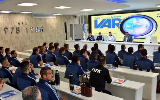 No habrá VAR en el próximo torneo del fútbol argentino y la FIFA recién lo aprobará para el segundo semestre
