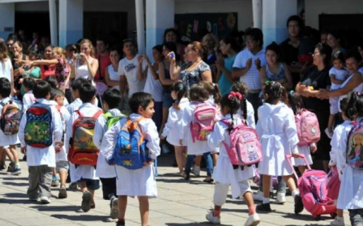 Un millón de chicos perdieron el contacto con la escuela el 2020