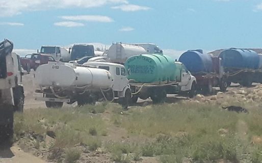 Los vecinos de Caleta Olivia buscan agua en un cargadero y deben abonarla