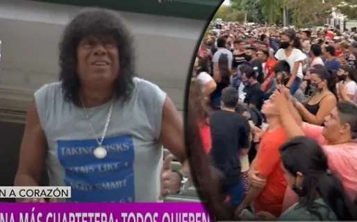 Sin distanciamiento social, una multitud se agolpó frente a la casa de la Mona Jiménez para saludarlo