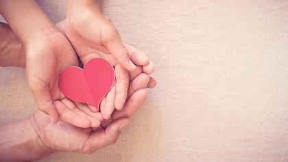 Fue abusado por su progenitor de niño y pidió ser adoptado por su papá del corazón