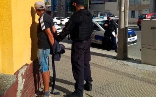 Corrieron y atraparon a un sujeto que le arrebató la billetera a una mujer en el centro