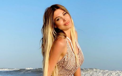 En microbikini con “ventanita al revés”, Stefy Xipolitakis posó desde la pileta: “Empapada”