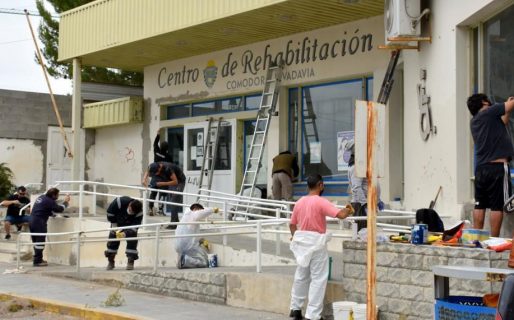 Trabajadores petroleros realizan obras de mantenimiento en el Centro de Rehabilitación del Hospital Regional