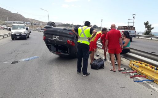 Volcó un vehículo en el ingreso al centro de la ciudad