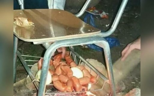 Se hicieron un asado usando un banquito escolar