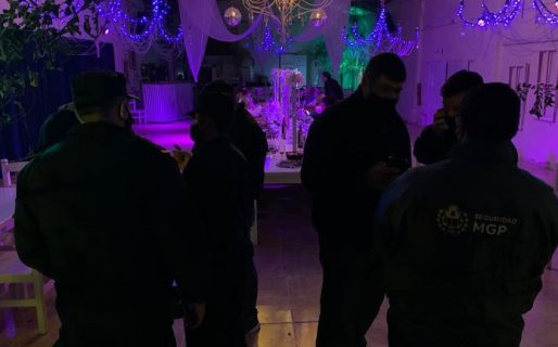 Organizaron una fiesta swinger y confundieron a una policía con una stripper