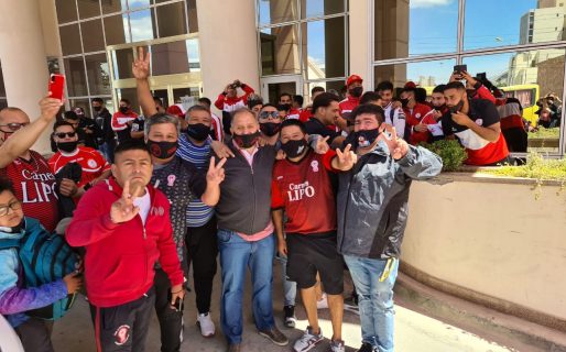 Banderazo de los hinchas de Huracán antes del clásico con Newbery