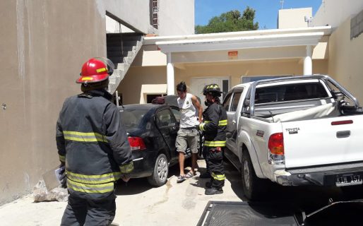 Una mujer se descompensó y se metió con el auto a un patio