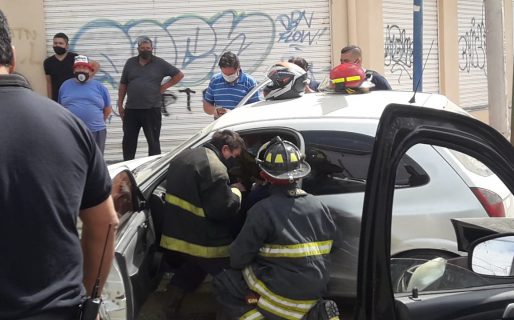 Tras un choque una mujer quedó atrapada en un automóvil