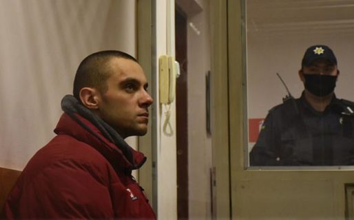 Arrestaron a un hombre que deambulaba desnudo cargando la cabeza decapitada de su padre