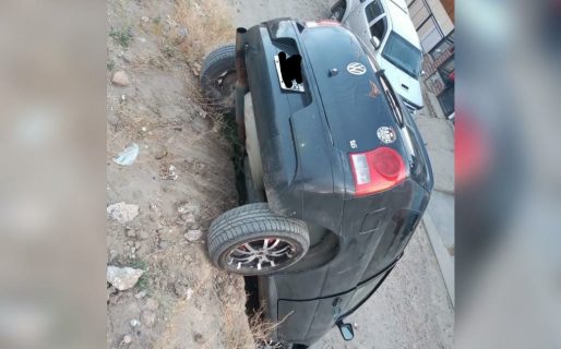 Dejó su auto sin freno de mano, se fue cuesta abajo y quedó destrozado