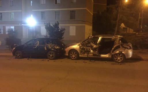Un camión chocó dos autos estacionados y se dio a la fuga en el Ceferino