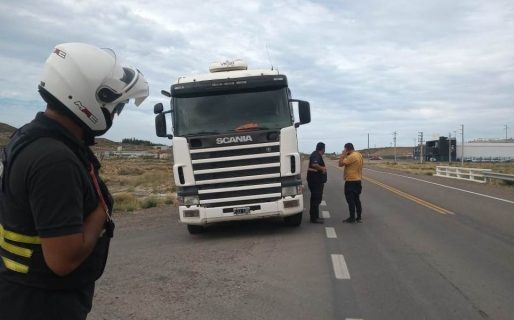 Detuvieron a un camión que arrojaba desechos líquidos en la vía pública