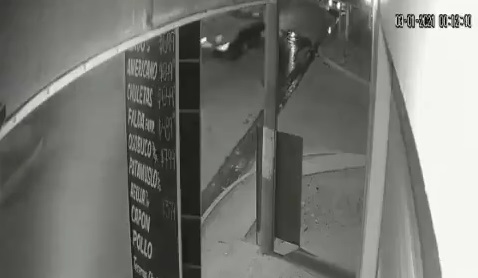 Video: Las cámaras del sector captaron el momento en que el camión chocó a los dos autos estacionados