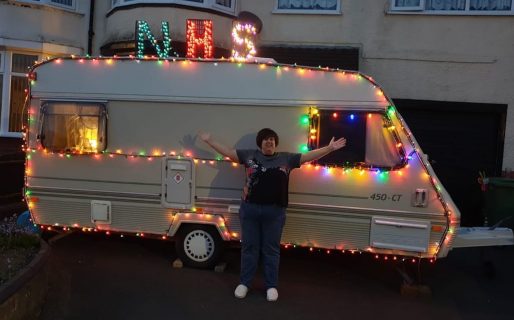 Se mudó a una casa rodante por 9 meses para no contagiar a su mamá de coronavirus