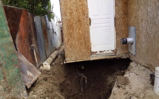 Denuncia que un caño de agua pone en riesgo su casa