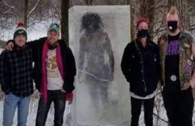 La imagen de un cavernícola congelado en medio de la nieve se volvió viral