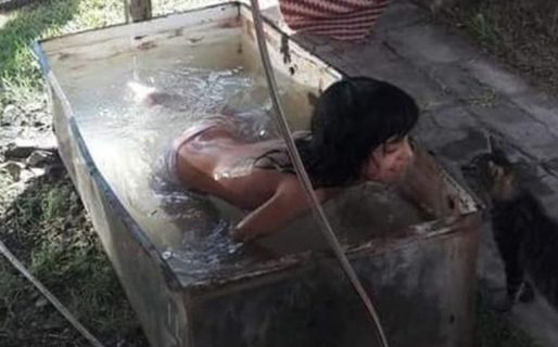 Tiene una extraña enfermedad y usaba una heladera vieja para bañarse: una vecina solidaria le regaló una pileta