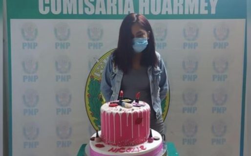 La detuvieron por festejar su cumpleaños y la hicieron posar con la torta en la foto policial