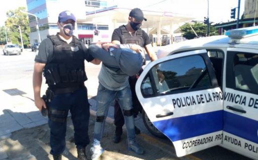 Fue detenido cuando robaba autos estacionados a plena luz del día