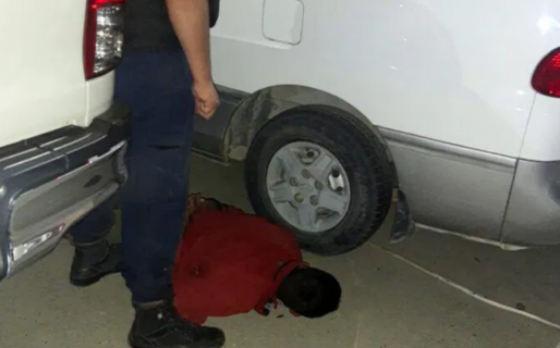 Evitaba ser detenido y se escondió debajo de un auto