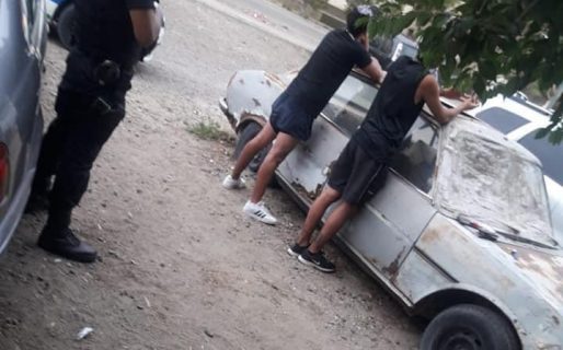 Estaban tomando bebidas en la vía pública, al identificarlos uno de ellos golpeó a un efectivo policial