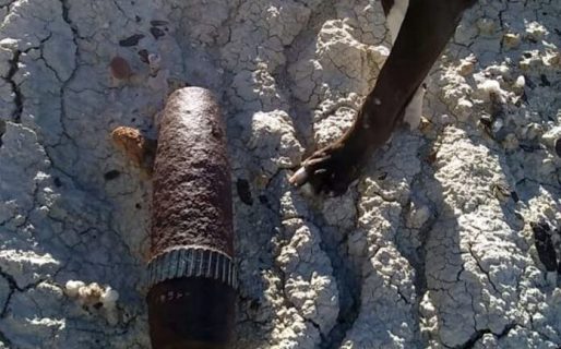 La policía alerta a la población por el hallazgo de explosivos en la vía pública