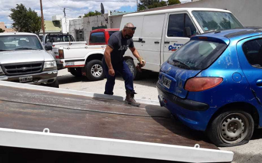 Clausuran agencia y secuestran autos de gitanos