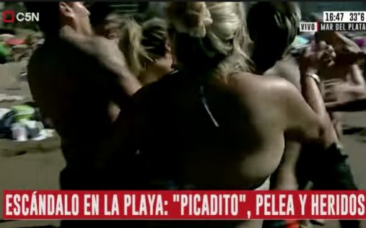 [VIDEO] Escándalo la playa: a las piñas por un picadito, en vivo