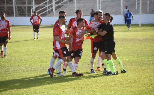 Caliente final: los jugadores de Huracán arremetieron contra el árbitro por un supuesto penal