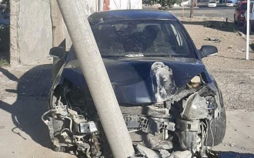 Chocó un poste, dejó sin luz a una comisaría y el alcoholímetro superó el máximo registro