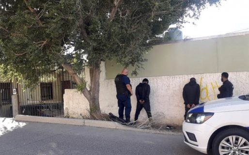 Caminaban por la calle con un LED robado y fueron detenidos