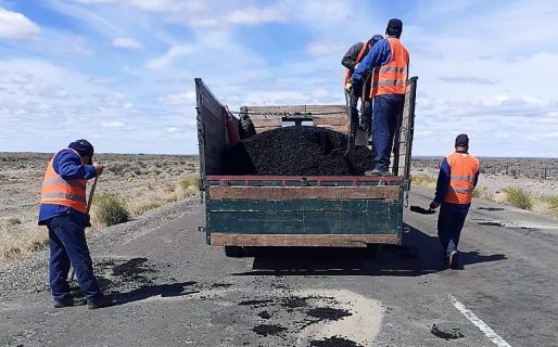Realizan tareas de bacheo entre Facundo y Tamariscos