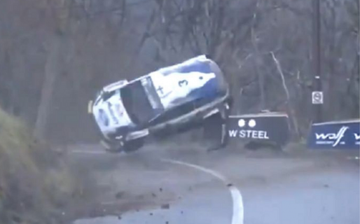 Brutal accidente en el rally: golpeó contra un terraplén y cayó al precipicio