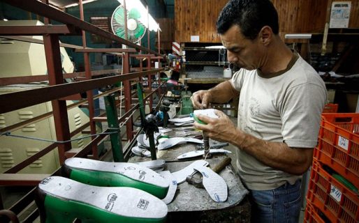 El Gobierno extenderá por 90 días la prohibición de los despidos y por el resto del año la obligatoriedad de la doble indemnización