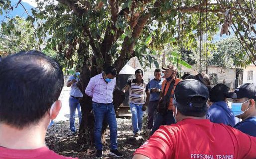 Vecinos ataron a un árbol y golpearon a su intendente por no cumplir sus promesas