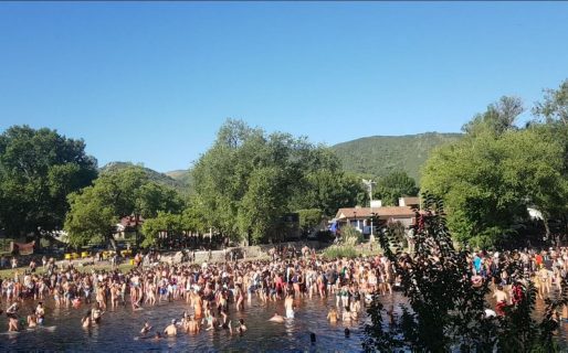 La historia que se repite: cientos de jóvenes, amontonados, sin barbijo ni distancia social