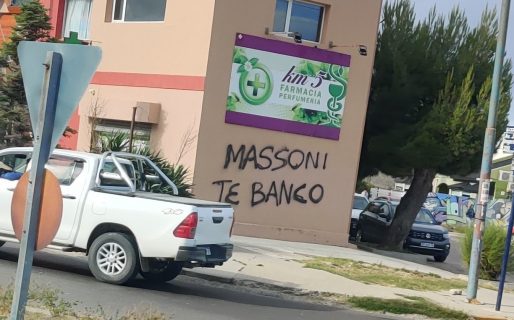 A días de haber estado en la ciudad, aparecieron varias pintadas en apoyo a Massoni en Comodoro