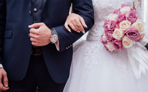 Policía usa su hora de almuerzo para casarse y luego vuelve a trabajar