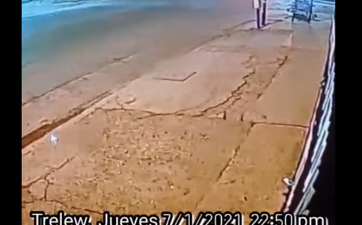 Manejaba borracho y chocó a un motociclista que salvó su vida de milagro: Todo quedó grabado