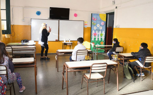 El Gobierno empezará a vacunar a docentes en febrero para asegurar las clases presenciales