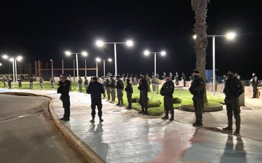 Polémica por un fuerte operativo policial para impedir que los turistas recibieran el año en la playa