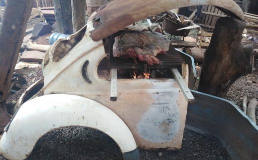 Con partes de un auto viejo, se hizo una parrilla con techo y todo