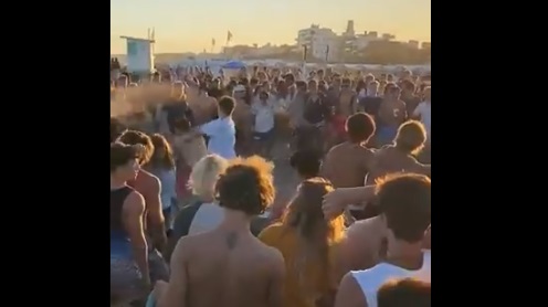 De fiesta, amontonados y a las piñas