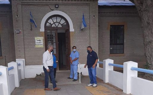 Trabajadores Petroleros pintan la fachada del Hospital de Diadema Argentina