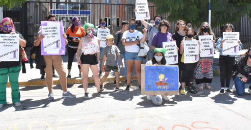 Una mujer reclama ante la justicia que le devuelvan a sus hijas